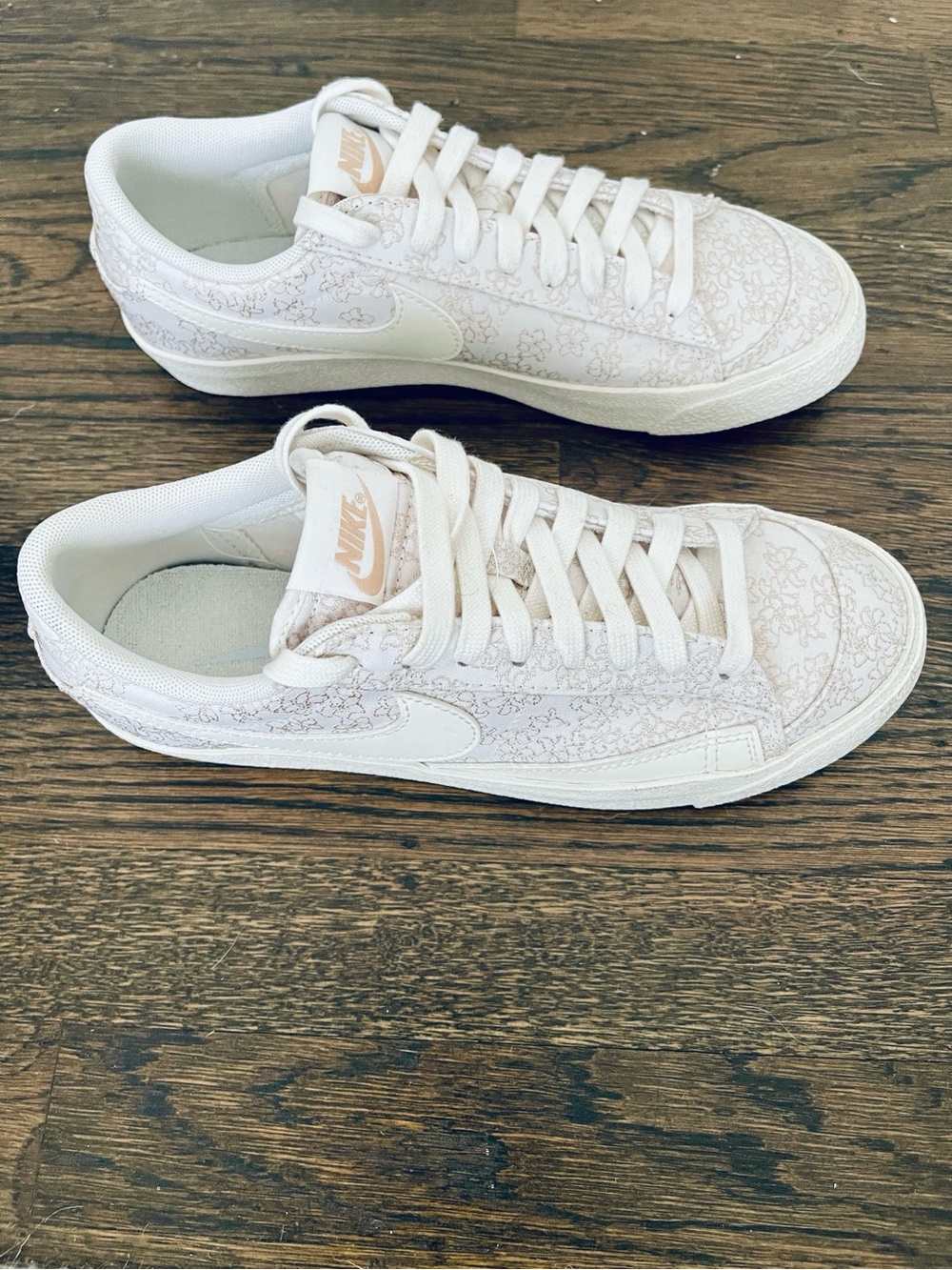 Brand New Nike Women’s Blazer Low ‘77 Sneakers in Beige Floral Stencil - Picture 2 of 4